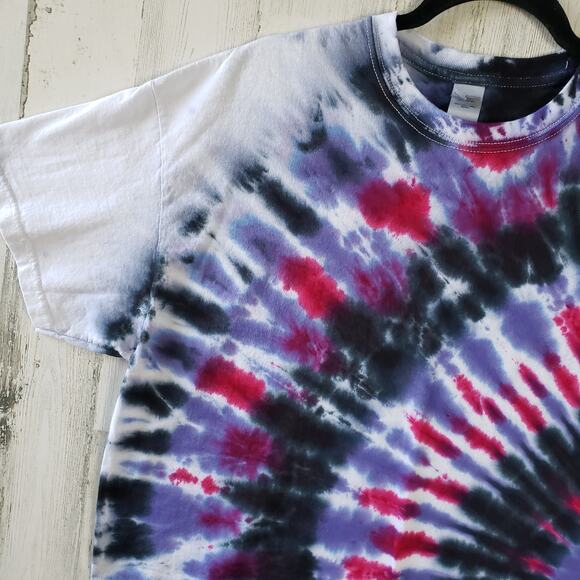 Gildan Side Fan Feathered Lavender Fuchsia Black Tie Dye T-Shirt Size Large - Picture 3 of 6